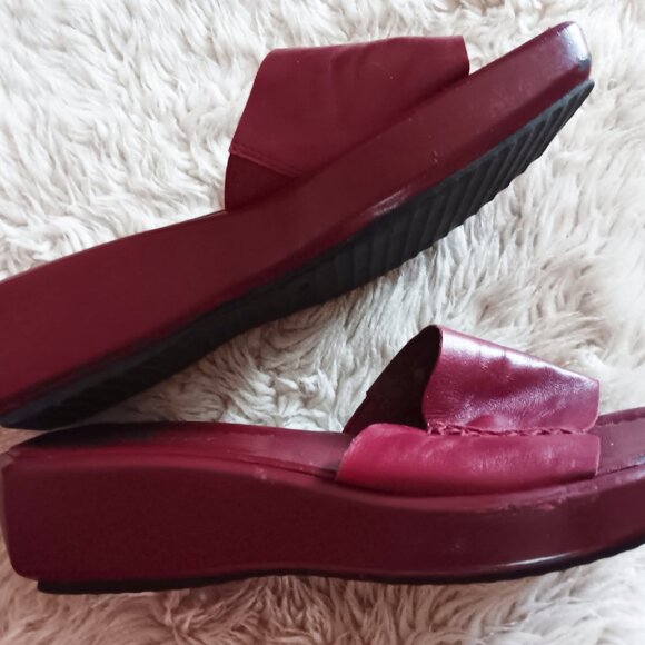 A Versatile Choice! Comfy & Classy in Oxblood Red Leather - Picture 2 of 7